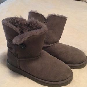 SZ 6 Bailey Button Like New Uggs